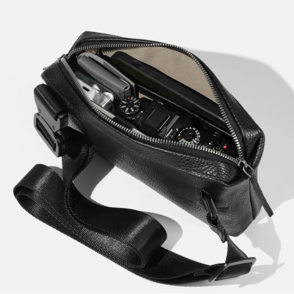 GRAMS(28) Black Leather Crossbody Bag - Picture 3 of 11